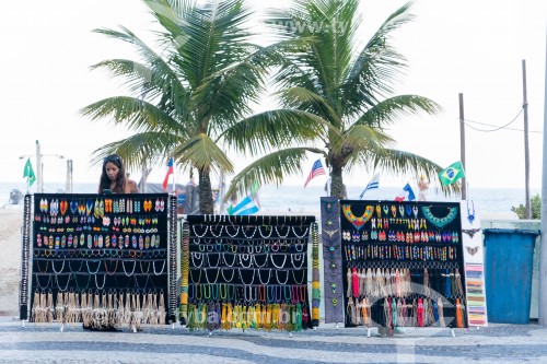 Display para venda de artesanato na Praia de Copacabana - Rio de Janeiro - Rio de Janeiro (RJ) - Brasil