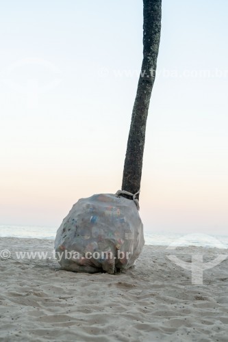 Saco com latinhas de aluminio para reciclagem - Praia de Copacabana - Rio de Janeiro - Rio de Janeiro (RJ) - Brasil