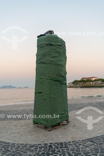 Tenda articulada embalada por comerciante da Praia de Copacabana - Rio de Janeiro - Rio de Janeiro (RJ) - Brasil