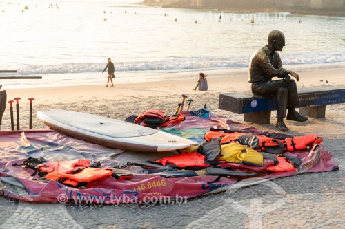 Prancha de surfe e estátua de Carlos Drummond de Andrade - Rio de Janeiro - Rio de Janeiro (RJ) - Brasil