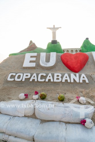 Escultura de areia do artista Rogean Rodrigues representando o Cristo Redentor -  Praia de Copacabana - Rio de Janeiro - Rio de Janeiro (RJ) - Brasil