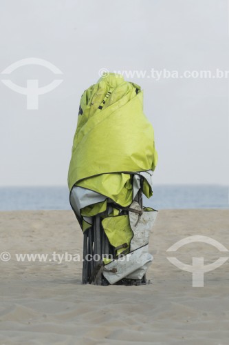 Tenda articulada embalada por comerciante da Praia de Copacabana - Rio de Janeiro - Rio de Janeiro (RJ) - Brasil