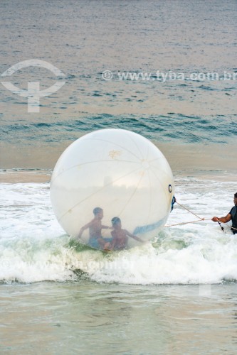 Bola inflável também chamada de water ball para aluguel na Praia de Copacabana - Rio de Janeiro - Rio de Janeiro (RJ) - Brasil