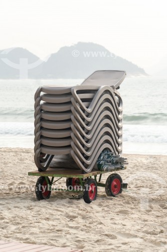 Detalhe de carrinho de burro-sem-rabo com cadeiras de praia na Praia de Copacabana - Rio de Janeiro - Rio de Janeiro (RJ) - Brasil