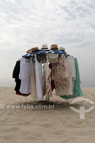 Guarda-sol improvisado como display para venda de vestidos na Praia de Copacabana - Rio de Janeiro - Rio de Janeiro (RJ) - Brasil