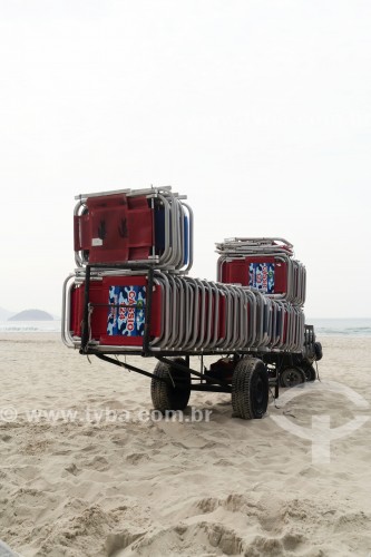 Detalhe de carrinho de burro-sem-rabo com cadeiras de praia na Praia de Copacabana - Rio de Janeiro - Rio de Janeiro (RJ) - Brasil