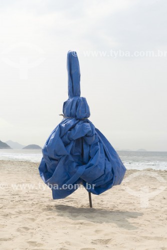 Guarda-sol fechado na forma de display com produtos de praia no seu interior - Rio de Janeiro - Rio de Janeiro (RJ) - Brasil