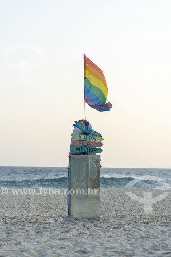 Bandeira com as cores do Arco Íris, símbolo do movimento LGBTQIA+ - Praia de Ipanema - Rio de Janeiro - Rio de Janeiro (RJ) - Brasil