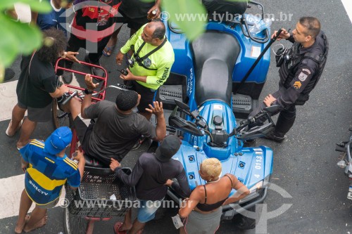 Repressão policial à vendedores ambulantes - Arpoador - Rio de Janeiro - Rio de Janeiro (RJ) - Brasil