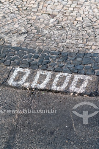 Detalhe de pedras portuguesas no calçadão de Copacabana - Rio de Janeiro - Rio de Janeiro (RJ) - Brasil