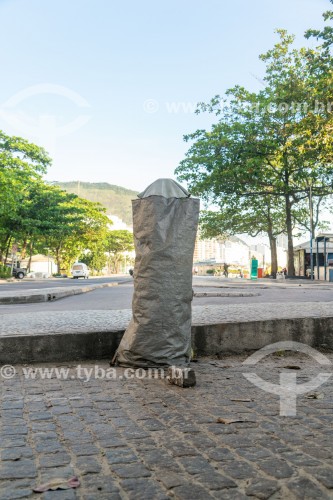 Objeto coberto na orla da Praia de Copacabana - Rio de Janeiro - Rio de Janeiro (RJ) - Brasil