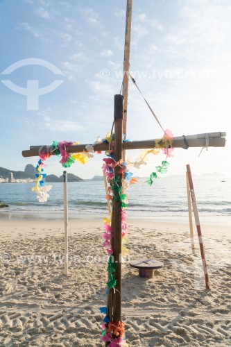 Cruz decorada na Praia de Copacabana - Rio de Janeiro - Rio de Janeiro (RJ) - Brasil