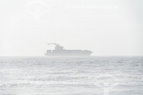 Navio cargueiro visto da Praia de Copacabana - Rio de Janeiro - Rio de Janeiro (RJ) - Brasil