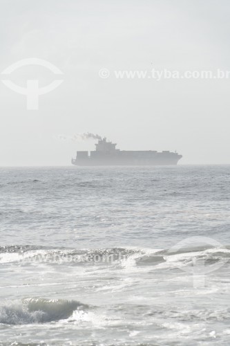 Navio cargueiro visto da Praia de Copacabana - Rio de Janeiro - Rio de Janeiro (RJ) - Brasil