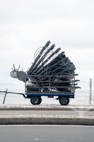 Carrinho de burro-sem-rabo para transporte de pranchas no calçadão da Praia de Copacabana - Rio de Janeiro - Rio de Janeiro (RJ) - Brasil