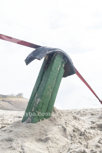 Detalhe de equipamento improvisado para a prática de slackline - Praia do Diabo - Rio de Janeiro - Rio de Janeiro (RJ) - Brasil