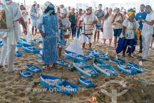 Oferendas na 22ª festa de Iemanjá promovida pelo Mercadão de Madureira - Praia de Copacabana - Rio de Janeiro - Rio de Janeiro (RJ) - Brasil