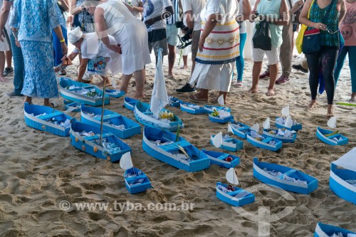 Oferendas na 22ª festa de Iemanjá promovida pelo Mercadão de Madureira - Praia de Copacabana - Rio de Janeiro - Rio de Janeiro (RJ) - Brasil