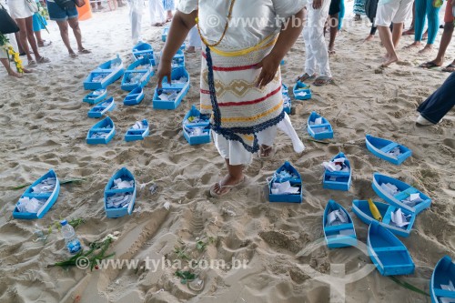 Oferendas na 22ª festa de Iemanjá promovida pelo Mercadão de Madureira - Praia de Copacabana - Rio de Janeiro - Rio de Janeiro (RJ) - Brasil