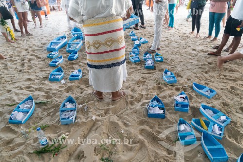 Oferendas na 22ª festa de Iemanjá promovida pelo Mercadão de Madureira - Praia de Copacabana - Rio de Janeiro - Rio de Janeiro (RJ) - Brasil