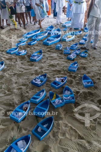 Oferendas na 22ª festa de Iemanjá promovida pelo Mercadão de Madureira - Praia de Copacabana - Rio de Janeiro - Rio de Janeiro (RJ) - Brasil