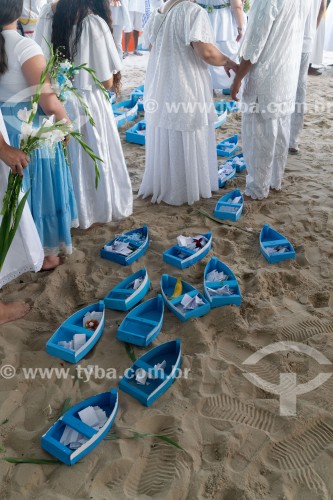 Oferendas na 22ª festa de Iemanjá promovida pelo Mercadão de Madureira - Praia de Copacabana - Rio de Janeiro - Rio de Janeiro (RJ) - Brasil