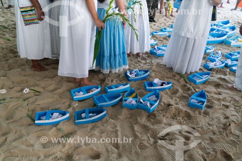 Oferendas na 22ª festa de Iemanjá promovida pelo Mercadão de Madureira - Praia de Copacabana - Rio de Janeiro - Rio de Janeiro (RJ) - Brasil