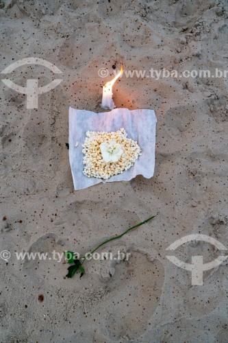 Oferendas na 22ª festa de Iemanjá promovida pelo Mercadão de Madureira - Praia de Copacabana - Rio de Janeiro - Rio de Janeiro (RJ) - Brasil