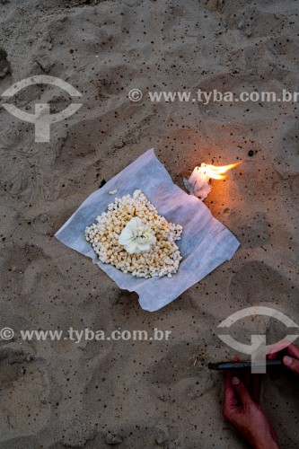 Oferendas na 22ª festa de Iemanjá promovida pelo Mercadão de Madureira - Praia de Copacabana - Rio de Janeiro - Rio de Janeiro (RJ) - Brasil