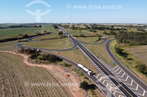 Foto feita com drone do entroncamento das Rodovias Armando Sales Oliveira (BR-265) e Assis Chateaubriand (SP-425) - Olímpia - São Paulo (SP) - Brasil