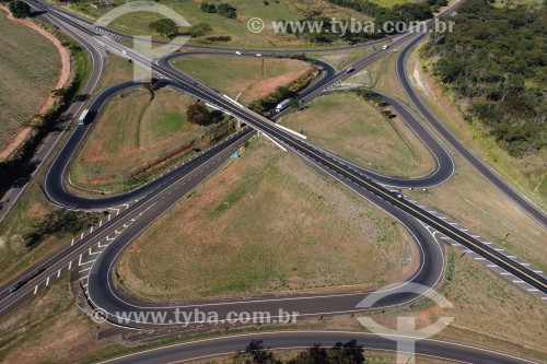 Foto feita com drone do entroncamento das Rodovias Armando Sales Oliveira (BR-265) e Assis Chateaubriand (SP-425) - Olímpia - São Paulo (SP) - Brasil