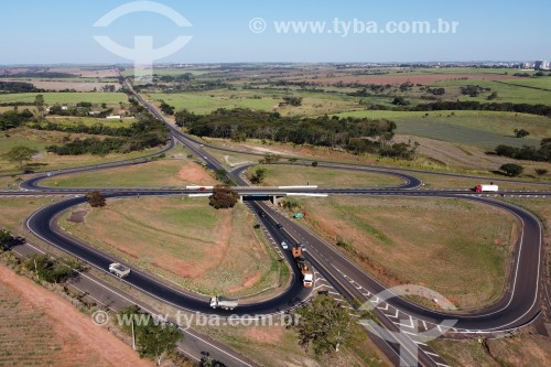 Foto feita com drone do entroncamento das Rodovias Armando Sales Oliveira (BR-265) e Assis Chateaubriand (SP-425) - Olímpia - São Paulo (SP) - Brasil