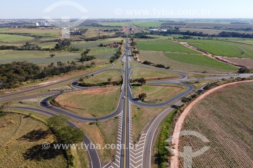 Foto feita com drone do entroncamento das Rodovias Armando Sales Oliveira (BR-265) e Assis Chateaubriand (SP-425) - Olímpia - São Paulo (SP) - Brasil