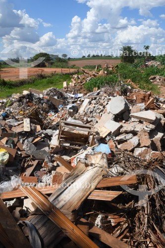 Descarte irregular de lixo e resíduos da construção civil em área rural - Sebastianópolis do Sul - São Paulo (SP) - Brasil