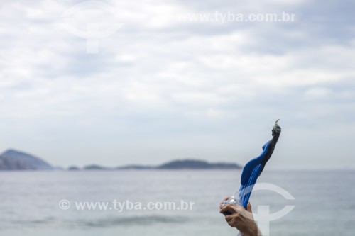 Devotos fazem a entrega de presentes para Iemanjá, a rainha das águas dos cultos afro-brasileiros - Praia do Arpoador - Rio de Janeiro - Rio de Janeiro (RJ) - Brasil