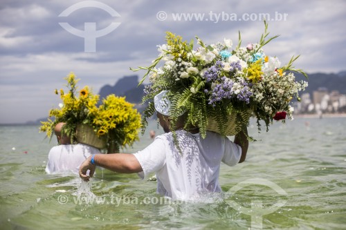 Devotos fazem a entrega de presentes para Iemanjá, a rainha das águas dos cultos afro-brasileiros - Praia do Arpoador - Rio de Janeiro - Rio de Janeiro (RJ) - Brasil