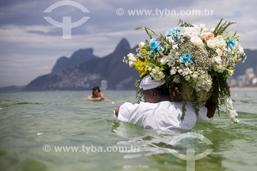 Devotos fazem a entrega de presentes para Iemanjá, a rainha das águas dos cultos afro-brasileiros - Praia do Arpoador - Rio de Janeiro - Rio de Janeiro (RJ) - Brasil