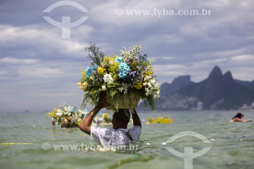 Devotos fazem a entrega de presentes para Iemanjá, a rainha das águas dos cultos afro-brasileiros - Praia do Arpoador - Rio de Janeiro - Rio de Janeiro (RJ) - Brasil