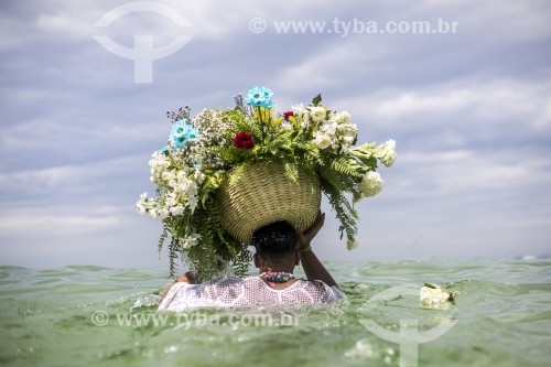 Devotos fazem a entrega de presentes para Iemanjá, a rainha das águas dos cultos afro-brasileiros - Praia do Arpoador - Rio de Janeiro - Rio de Janeiro (RJ) - Brasil