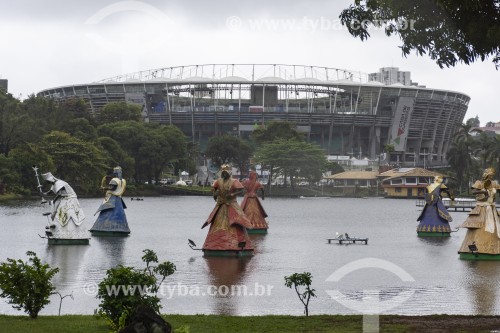 Esculturas representando Orixás no Dique do Tororó com o Complexo Esportivo Cultural Octávio Mangabeira - também conhecido como Arena Fonte Nova - ao fundo  - Salvador - Bahia (BA) - Brasil