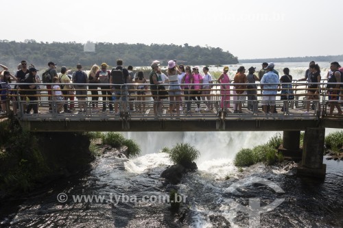 Turistas observando as cachoeiras no Parque Nacional do Iguaçu - Fronteira entre Brasil e Argentina - Foz do Iguaçu - Paraná (PR) - Brasil