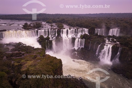 Foto feita com drone de cachoeiras no Parque Nacional do Iguaçu - Fronteira entre Brasil e Argentina - Foz do Iguaçu - Paraná (PR) - Brasil