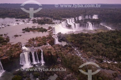 Foto feita com drone de cachoeiras no Parque Nacional do Iguaçu - Fronteira entre Brasil e Argentina - Foz do Iguaçu - Paraná (PR) - Brasil