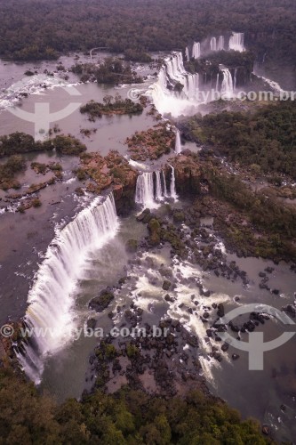 Foto feita com drone de cachoeiras no Parque Nacional do Iguaçu - Fronteira entre Brasil e Argentina - Foz do Iguaçu - Paraná (PR) - Brasil