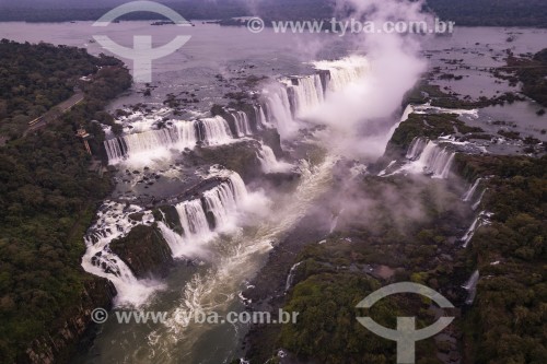 Foto feita com drone de cachoeiras no Parque Nacional do Iguaçu - Fronteira entre Brasil e Argentina - Foz do Iguaçu - Paraná (PR) - Brasil