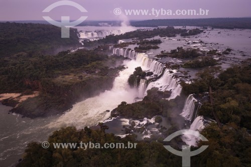 Foto feita com drone de cachoeiras no Parque Nacional do Iguaçu - Fronteira entre Brasil e Argentina - Foz do Iguaçu - Paraná (PR) - Brasil