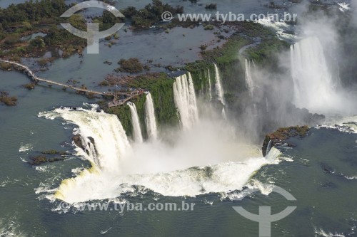 Vista aérea de cachoeiras no Parque Nacional do Iguaçu - Fronteira entre Brasil e Argentina - Foz do Iguaçu - Paraná (PR) - Brasil