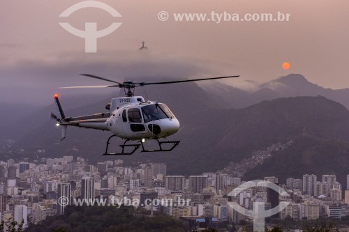 Helicóptero fazendo voo turístico sobre o Pão de Açúcar com o Cristo Redentor ao fundo - Rio de Janeiro - Rio de Janeiro (RJ) - Brasil