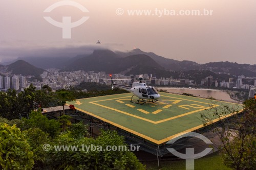 Helicóptero que faz voo turístico com o Cristo Redentor ao fundo - Rio de Janeiro - Rio de Janeiro (RJ) - Brasil