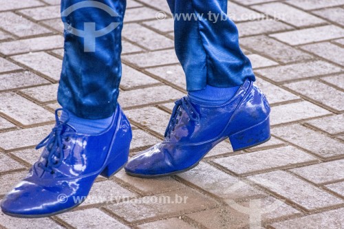 Detalhe de sapatos - Grupo de sambistas fazendo apresentação para turistas na Cidade do Samba - Rio de Janeiro - Rio de Janeiro (RJ) - Brasil